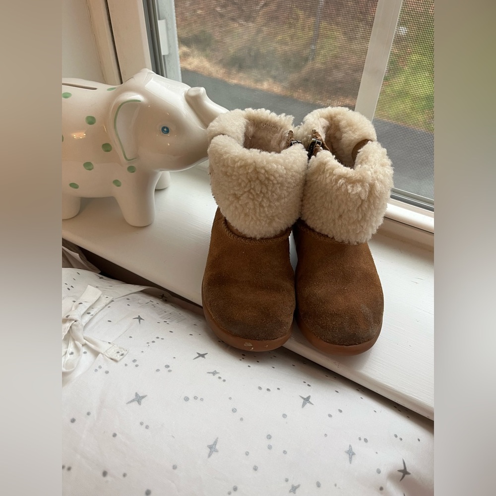 Toddler girl Ugg boots size 9 - Picture 3 of 3